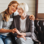 sedící ženy držící se za ruce