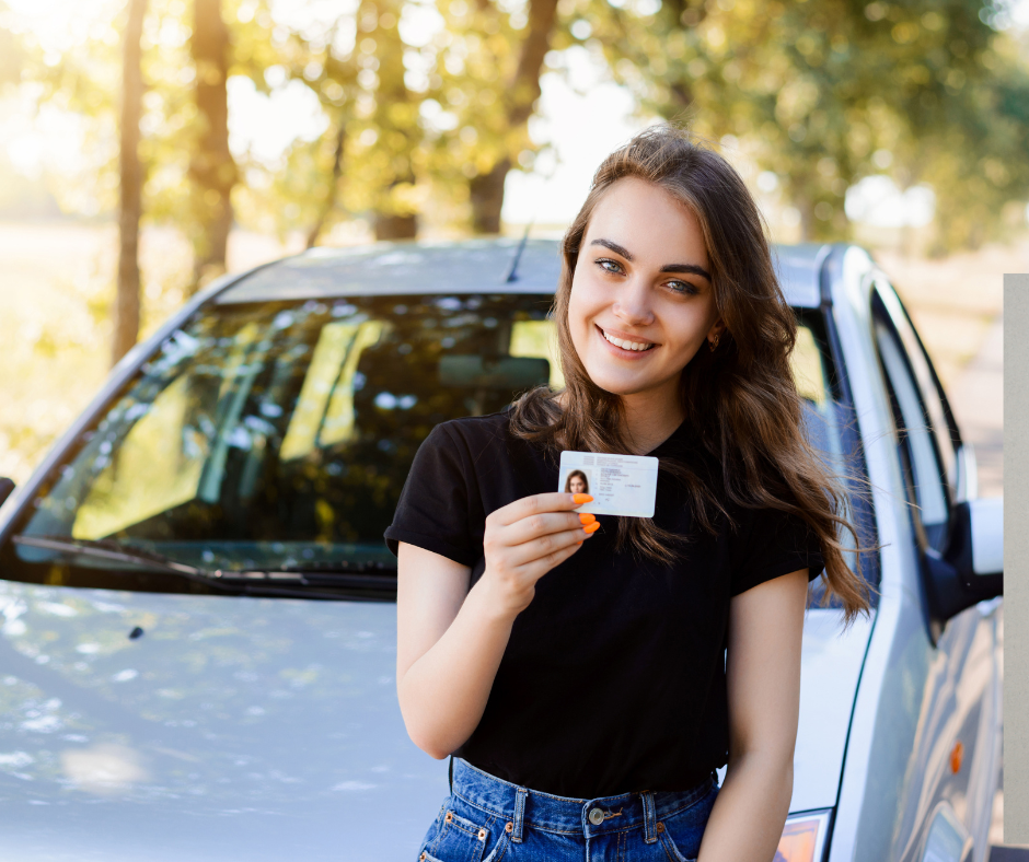 dívka stojí u auta a v ruce drží řidičský průkaz