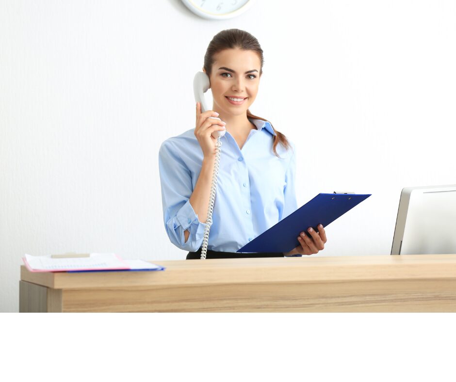 žena, která stojí v recepci a drží v ruce telefon