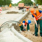 Dělníci dělající chodník u cesty