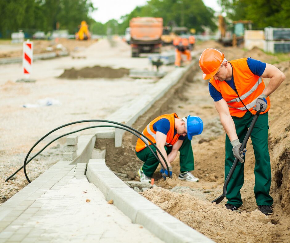 Dělníci dělající chodník u cesty